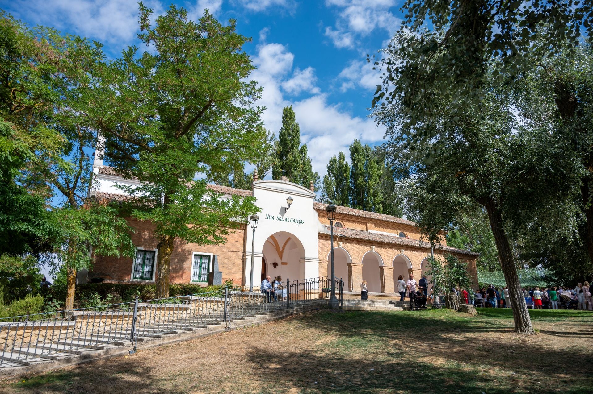 La Virgen de Carejas de Paredes protege a los niños bajo su manto