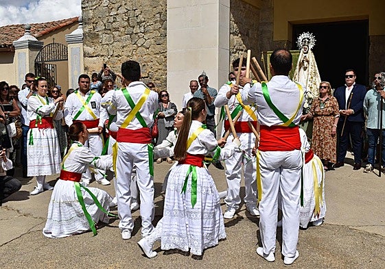 Los danzantes realizando uno de los lazos de su repertorio ante la imagen de la virgen