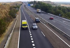 Estado de las circulación el lugar de la colisión múiltipe en la A-62 a primera hora de la mañana captado por las cámaras de la DGT.