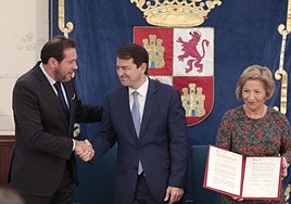 Óscar Puente, Alfonso Fernández Mañueco y la representante de Inobat tras la firma de los acuerdos el 17 de octubre de 2022.