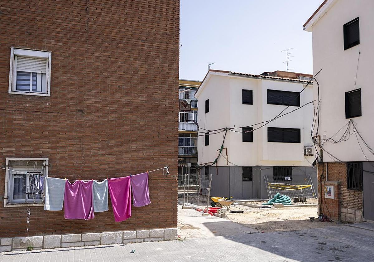 Bloques en remodelación frente a otro pendiente en la barriada del 29 de octubre.