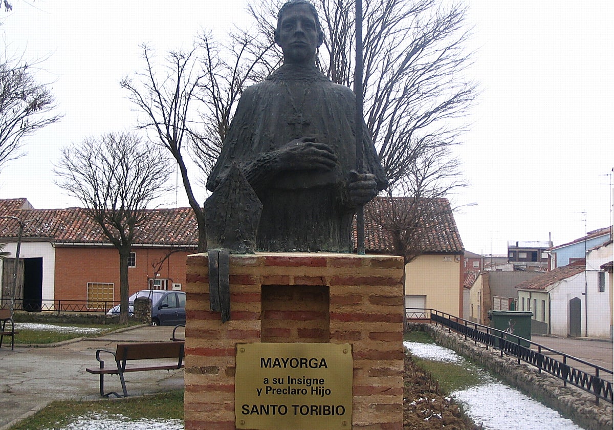 Escultura de Santo Toribio de Mogrovejo en Mayorga
