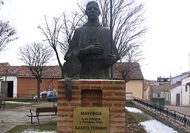 Escultura de Santo Toribio de Mogrovejo en Mayorga