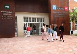 Varios alumnos, a la puerta del nuevo complejo universitario abierto en San Telmo.