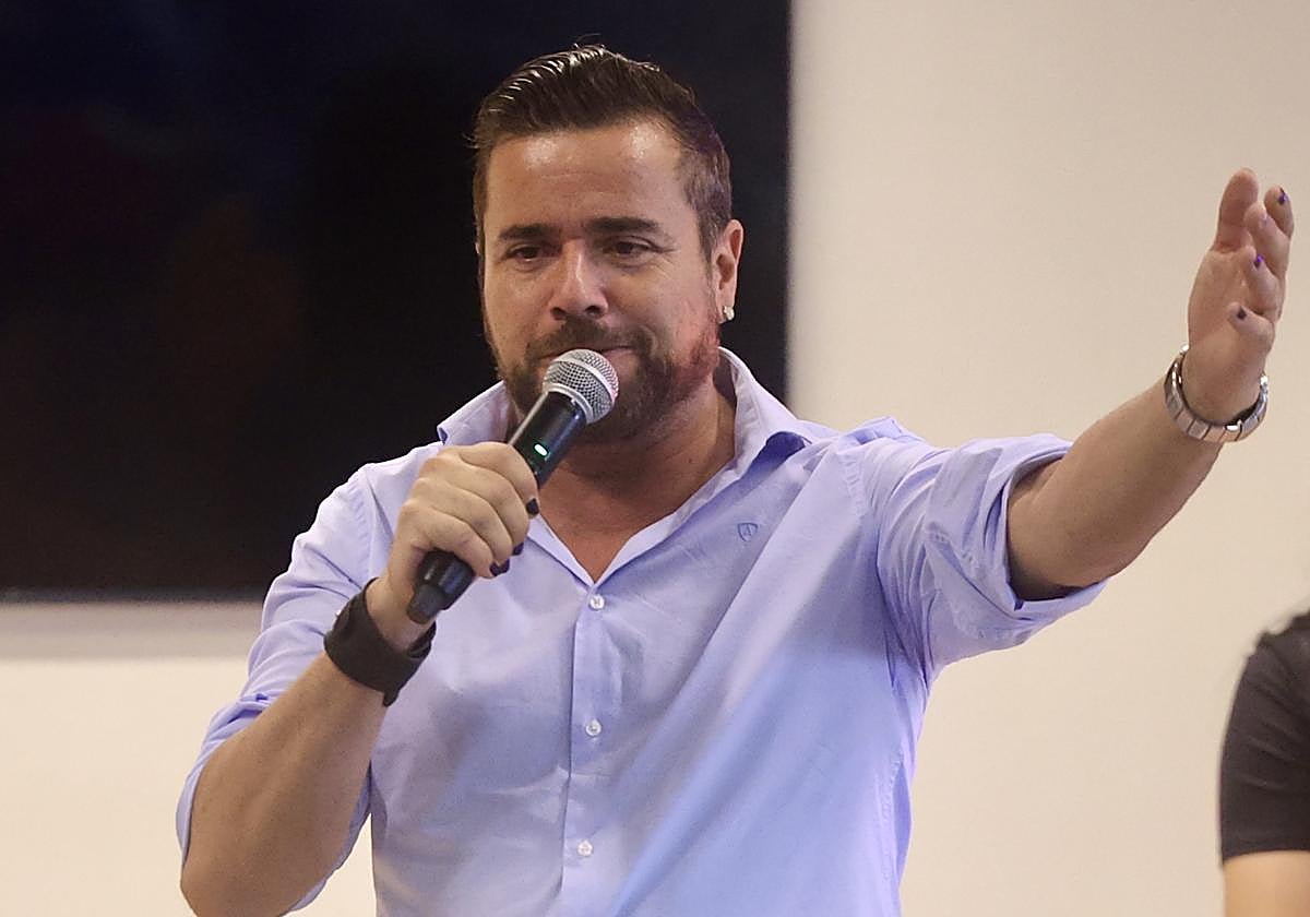 El cantante Fran Pahino actua en la residencia de mayores en Parquesol.