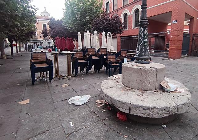 La Plaza de Cantarranas, el lunes por la mañana. Por la calle del fondo entra el camión del Servicio de Limpieza.