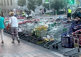 Carros de la compra amontonados por el Servicio de Limpieza en la Plaza de España tras el desfile de peñas.