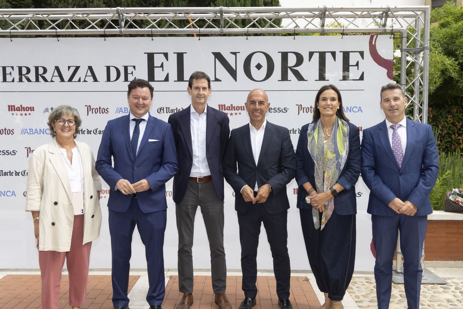 Charo López, de El Norte, Gerardo Cuartero, de Caixabank, Goyo Ezama, de El Norte, José Portela, Isabel Ibáñez y Alberto Navarro, de Caixabank.