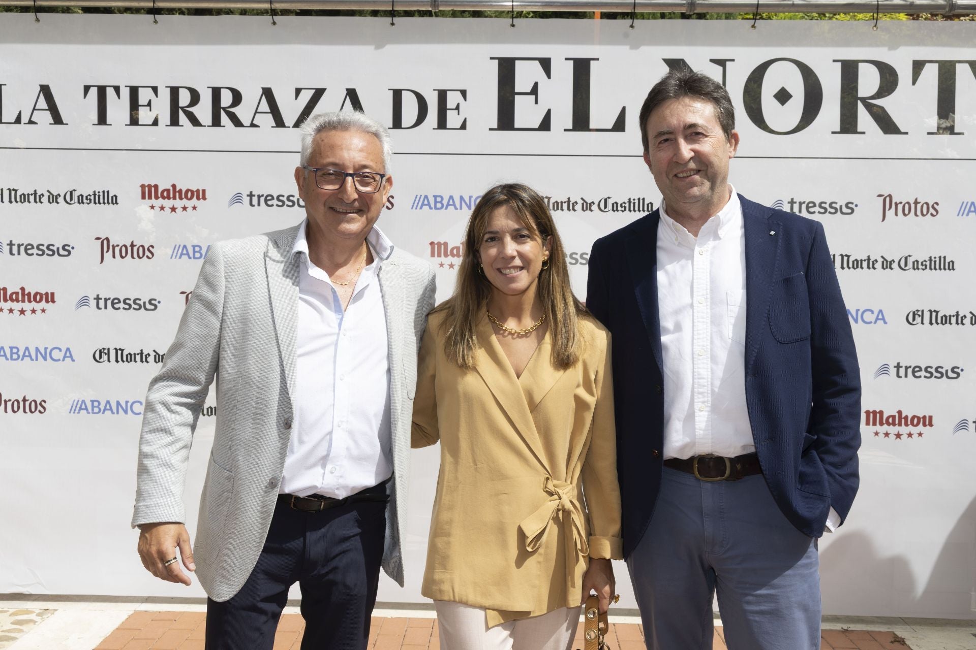 Fernando Ortega y Susana Bermejo, de Abanca, y José Luis Ortiz, de Etiduero.