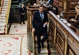 El ministro de Transportes, Óscar Puente, tras intervenir durante el pleno en el Congreso de los Diputados, ayer.