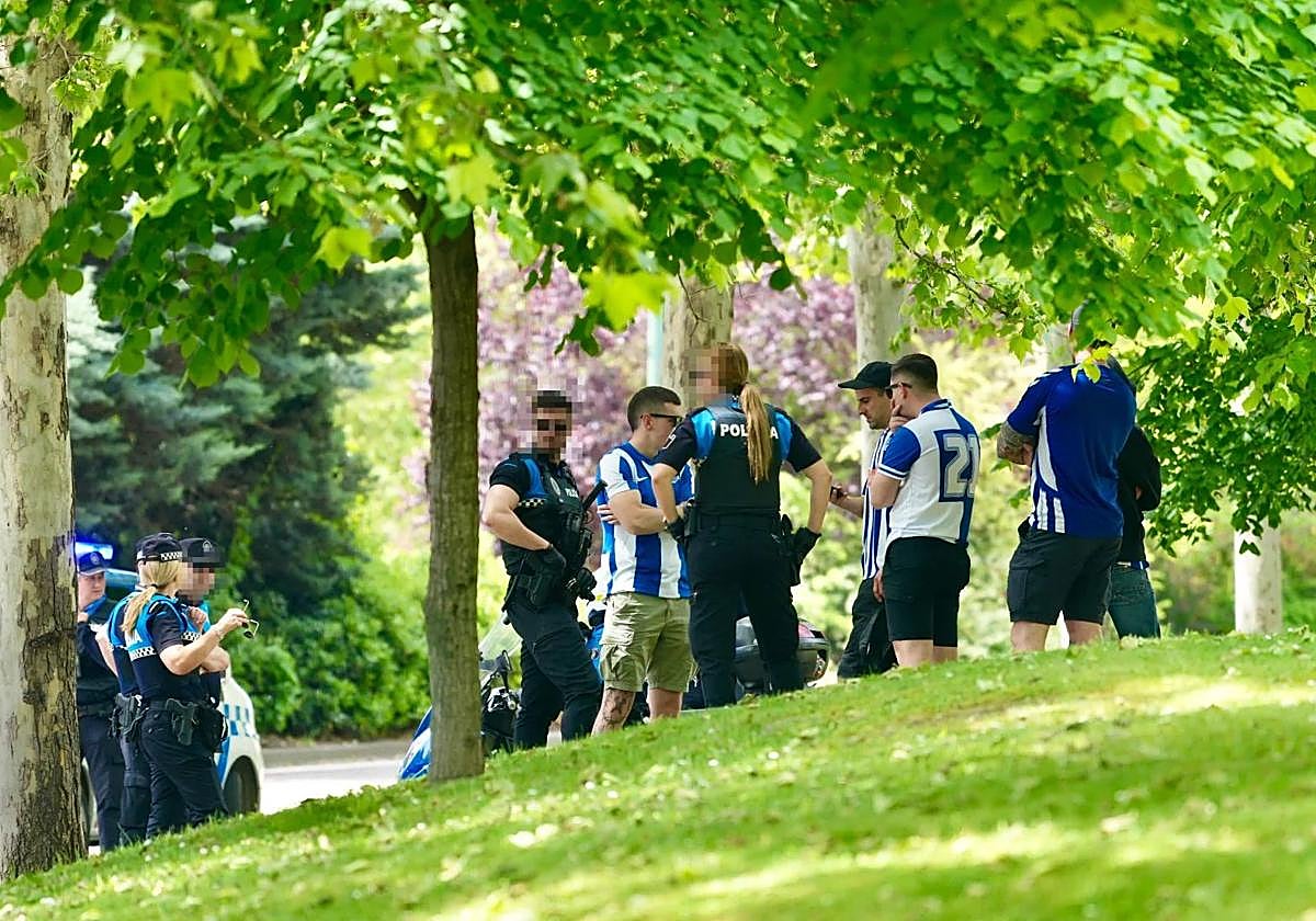 Agentes de la Policía Local identifican a aficionados del alavés.