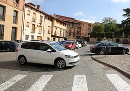 Un coche busca aparcamiento en la plaza de Día Sanz, en el barrio de El Salvador.