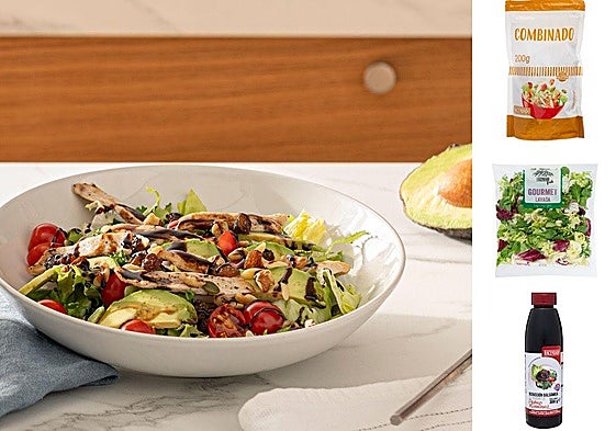 Ensalada de pollo y frutos secos.