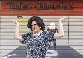 Lady Veneno posa en la puerta del Teatro Cervantes.