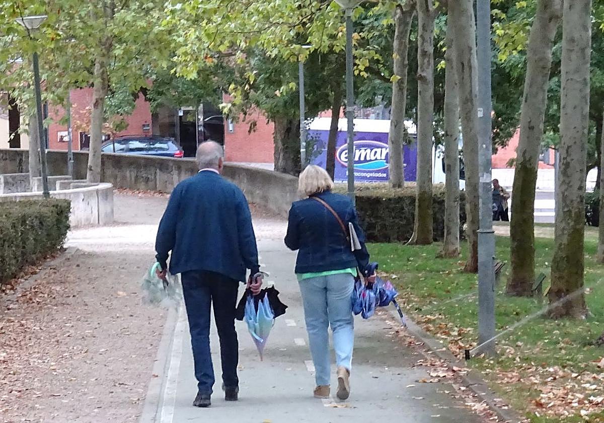Viandantes con paraguas en la mañana de este miércoles en el carril bici de Parquesol.