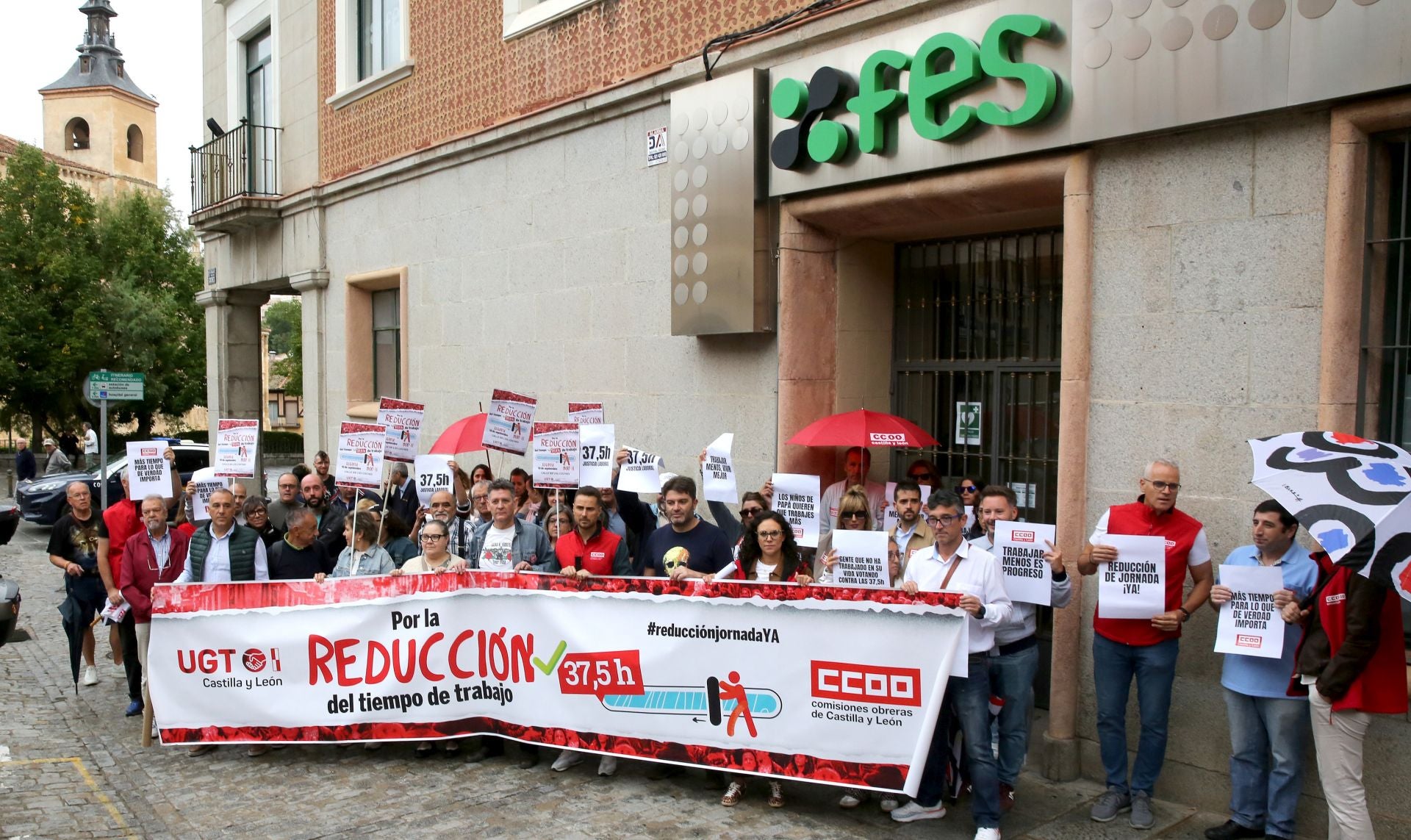 Protesta de los sindicatos ante la Federación Empresarial Segoviana.