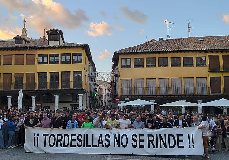 Los vecinos, durante la protesta en la Plaza Mayor que obligó a recular al Ayuntamiento.