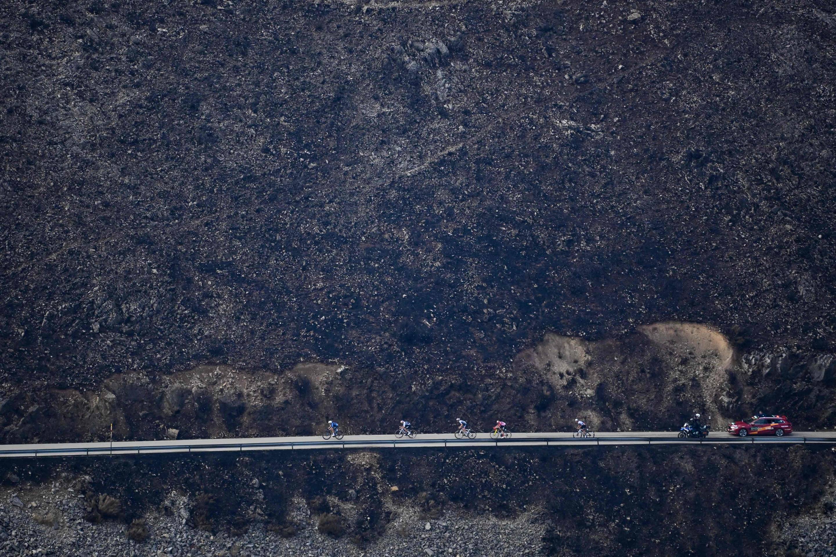La Vuelta se funde a negro por los incendios forestales en León