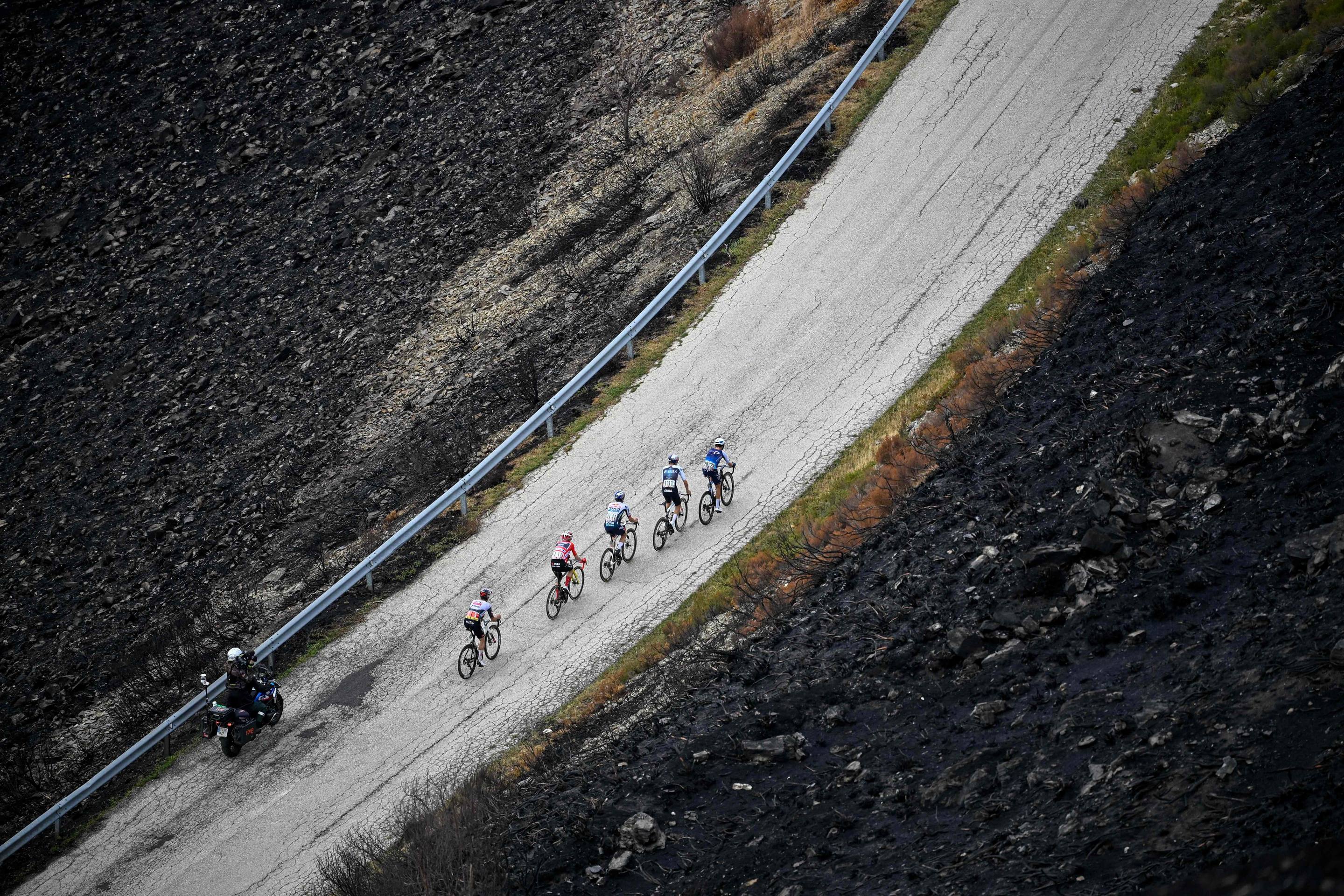 La Vuelta se funde a negro por los incendios forestales en León