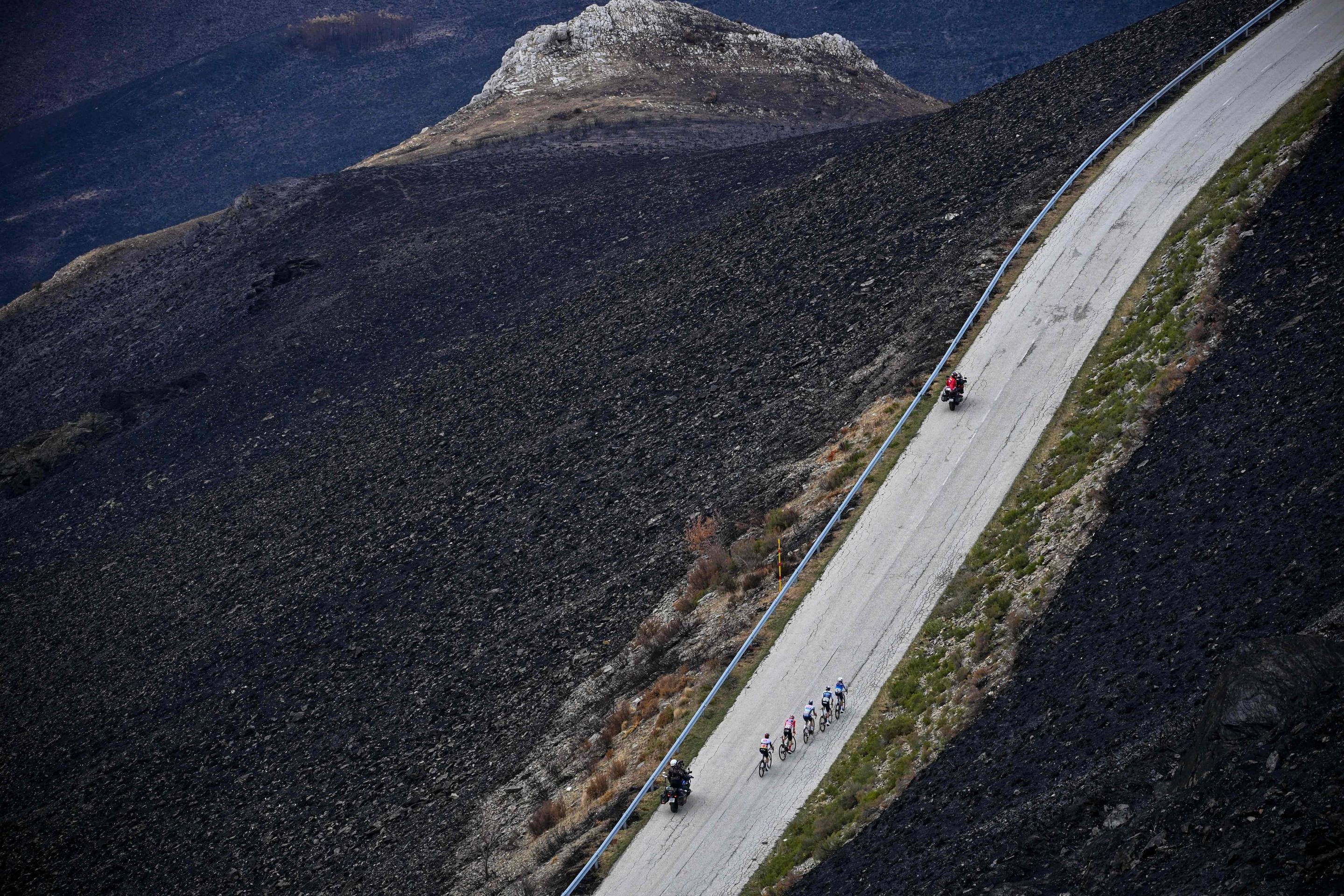 La Vuelta se funde a negro por los incendios forestales en León