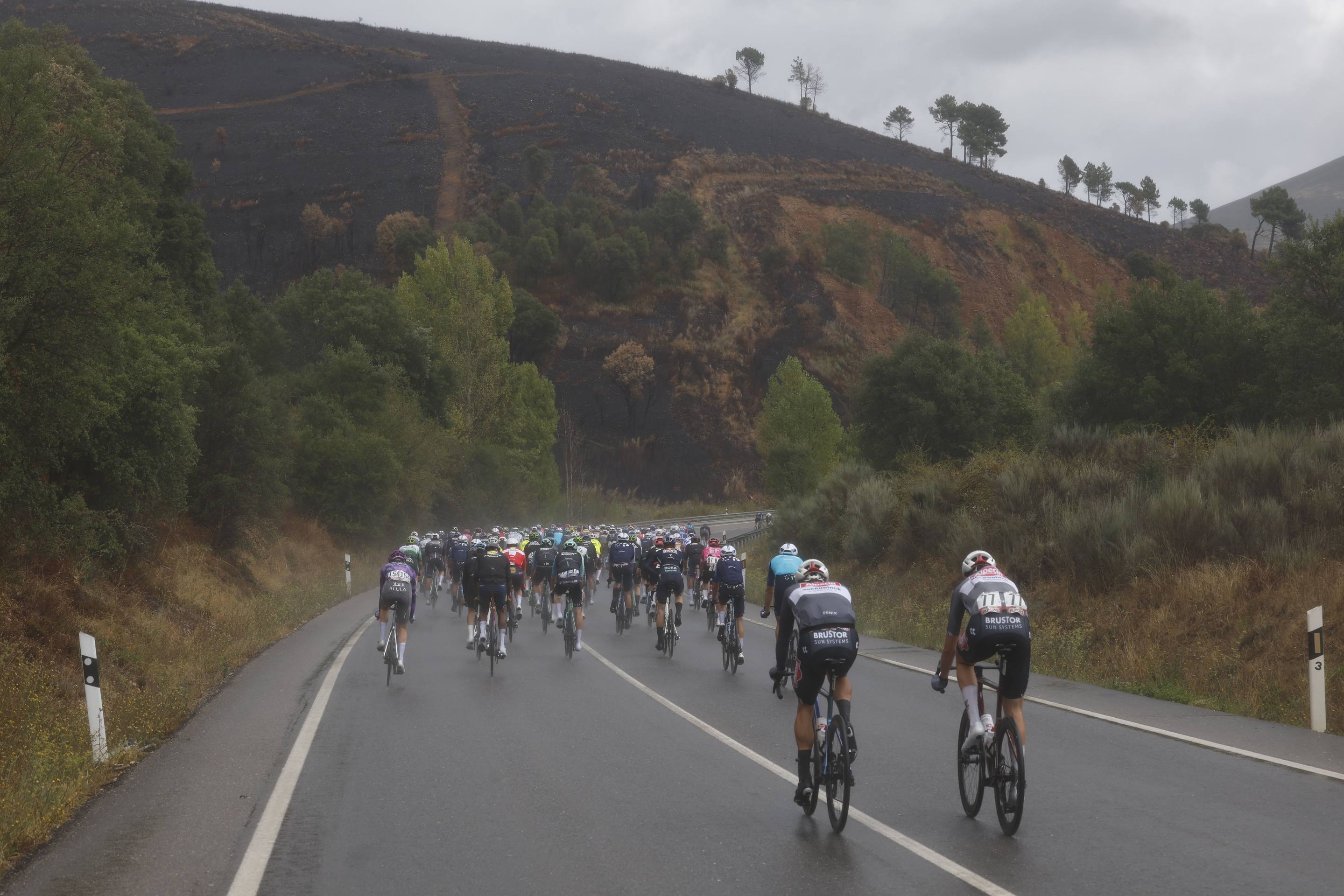 La Vuelta se funde a negro por los incendios forestales en León
