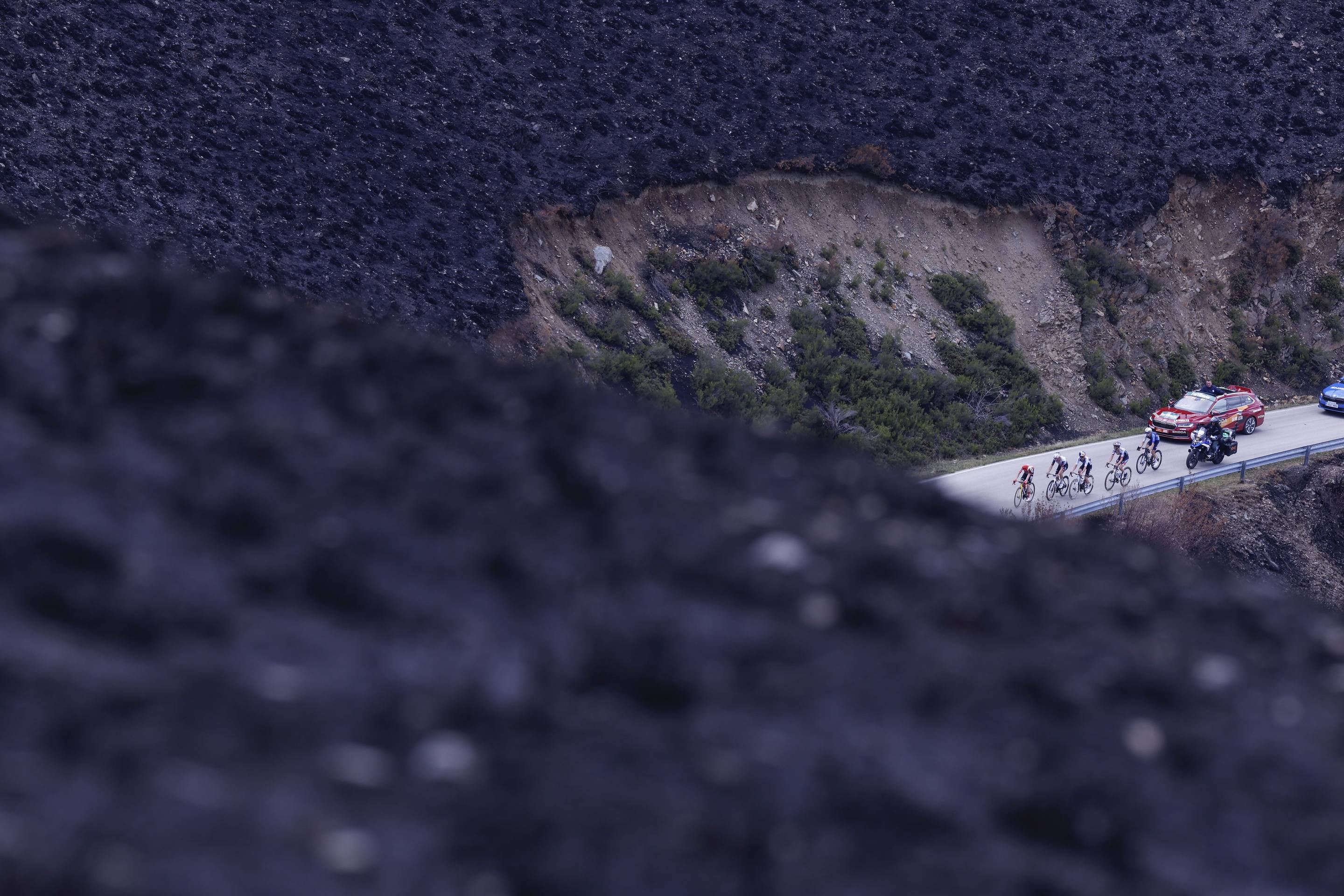 La Vuelta se funde a negro por los incendios forestales en León