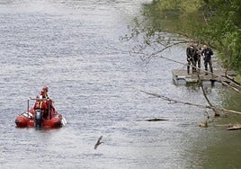 Agentes de la Policía y personal de Salvamento en un rescate en el Pisuerga en una imagen de archivo.