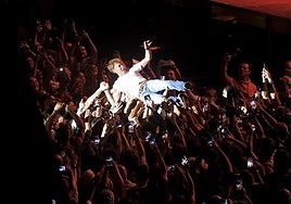 El público sostiene en volandas a James Blunt, que se lanzó a las primeras filas.