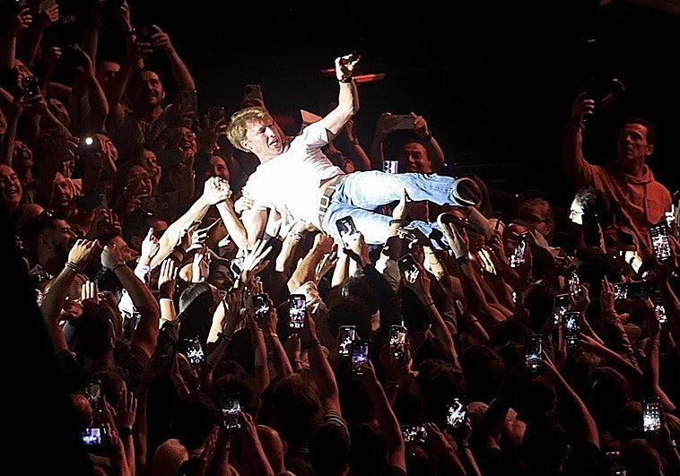 El público sostiene en volandas a James Blunt, que se lanzó a las primeras filas.