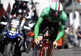 Filippo Ganna, vencedor de la contrarreloj, a su paso por la Calle Angustias.