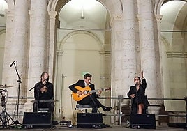 Raúl Olivar, en el centro del escenario, en el Patio Herreriano.