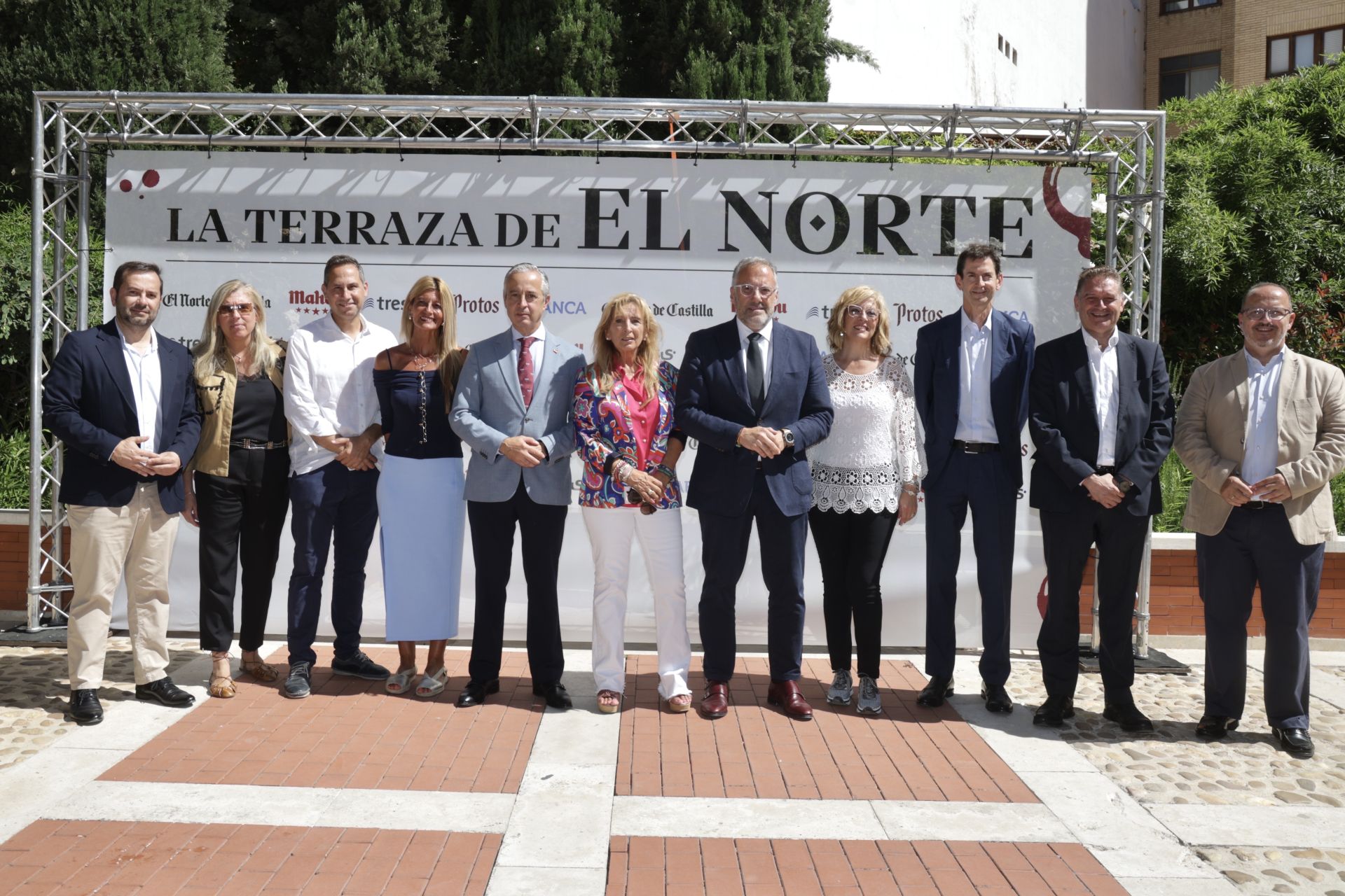Luis Matarranz, secretario del grupo provincial Vox, Laura Primo, concejal en Boecillo, Mario de Fuentes, portavoz de Vox en la Diputación, Rebeca Arroyo, procuradora de Las Cortes, Pablo Sáez, diputado nacional, Isabel Pérez, procuradora en Las Cortes, Carlos Pollán, presidente de Las Cortes de Castilla y León, Angélica Ferrándiz, responsable de Relaciones Institucionales de Vox Valladolid, Goyo Ezama, de El Norte, Jesús Jiménez, presidente del Comité Ejecutivo Provincial de Vox, y Luis Carlos Giménez, diputado provincial de Vox.
