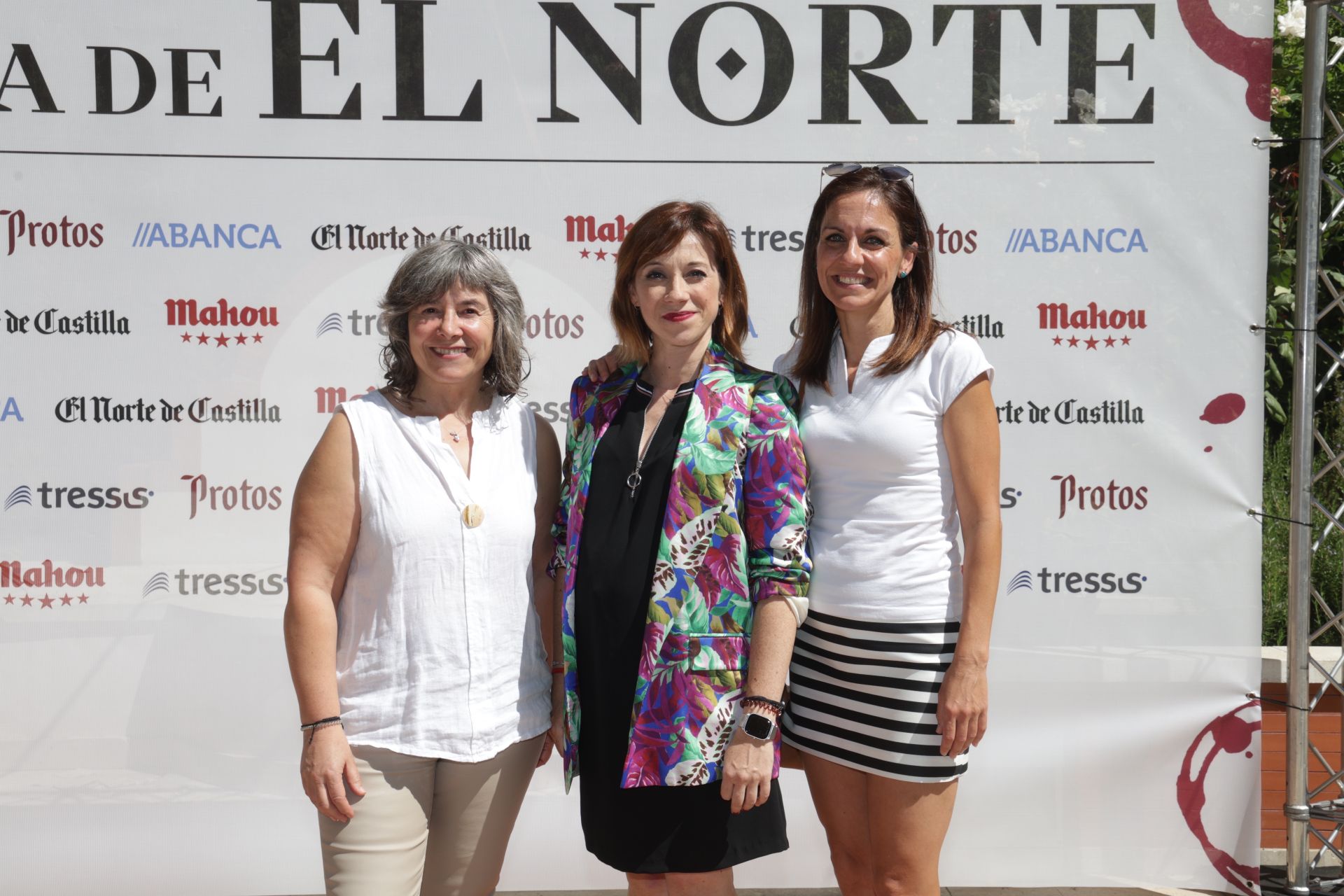 Julia Benito y Ana Belén Cisneros, de Centro Óptico Cervantes, y Sheila Martín, de El Norte. 