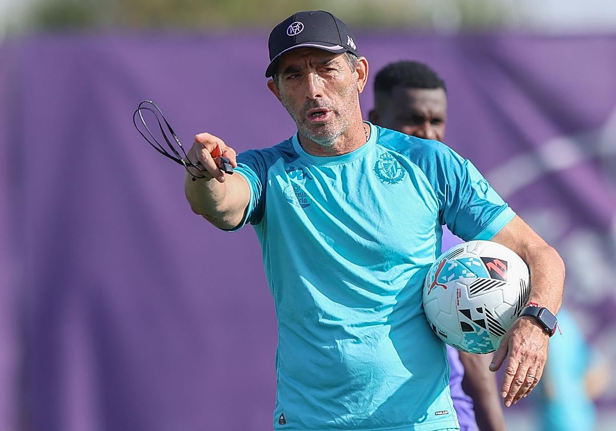 Almada da instrucciones en un entrenamiento en los Anexos.