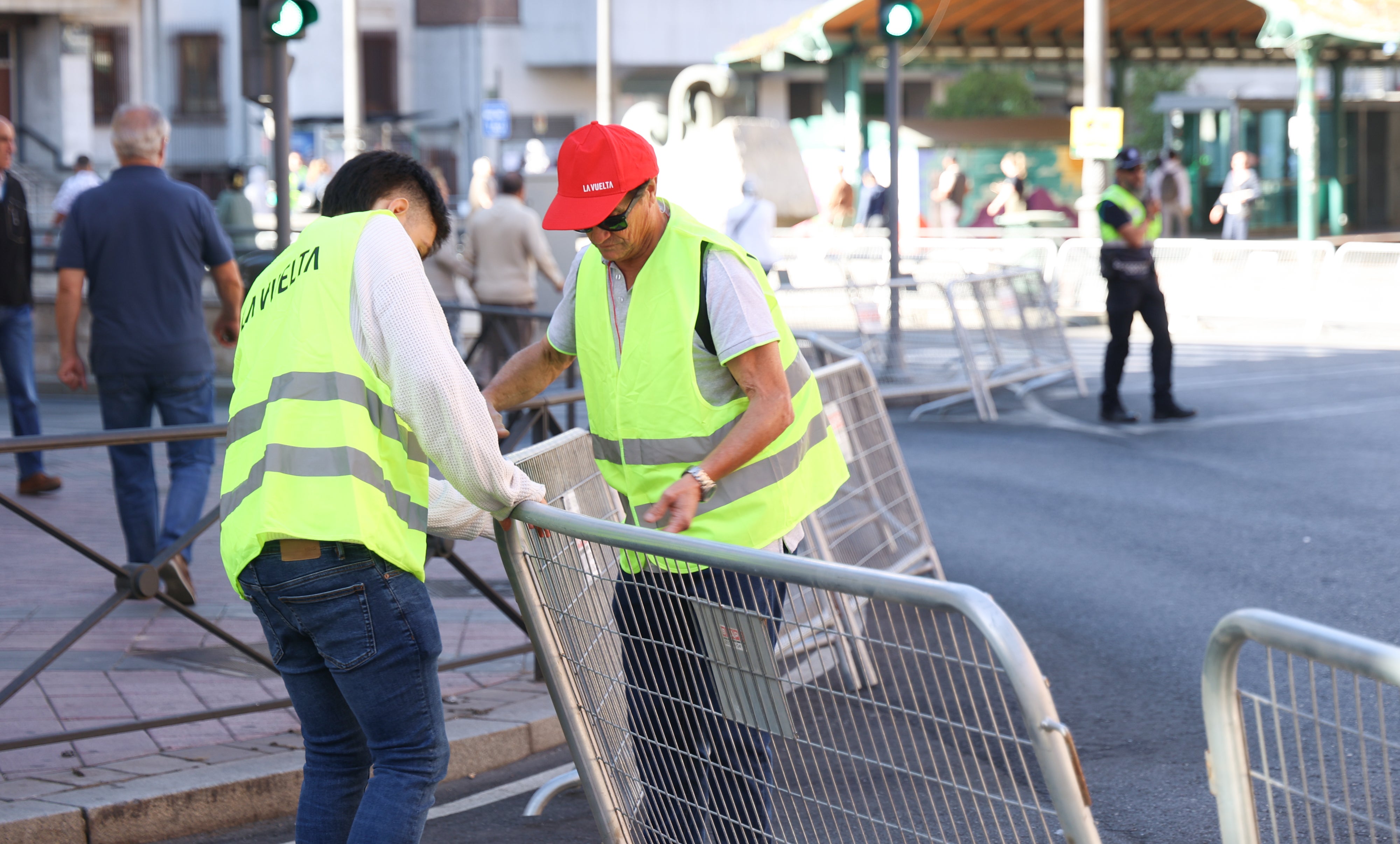 Imágenes del ambiente previo al inicio de La Vuelta