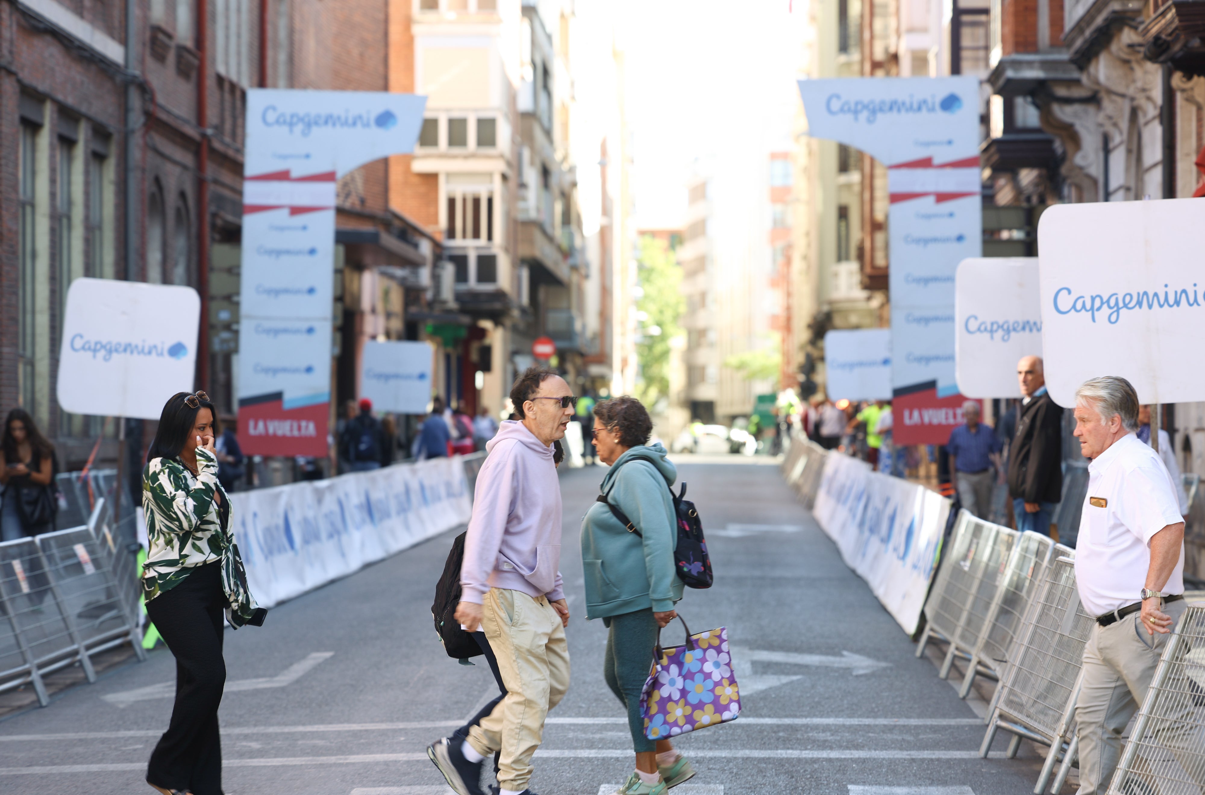 Imágenes del ambiente previo al inicio de La Vuelta