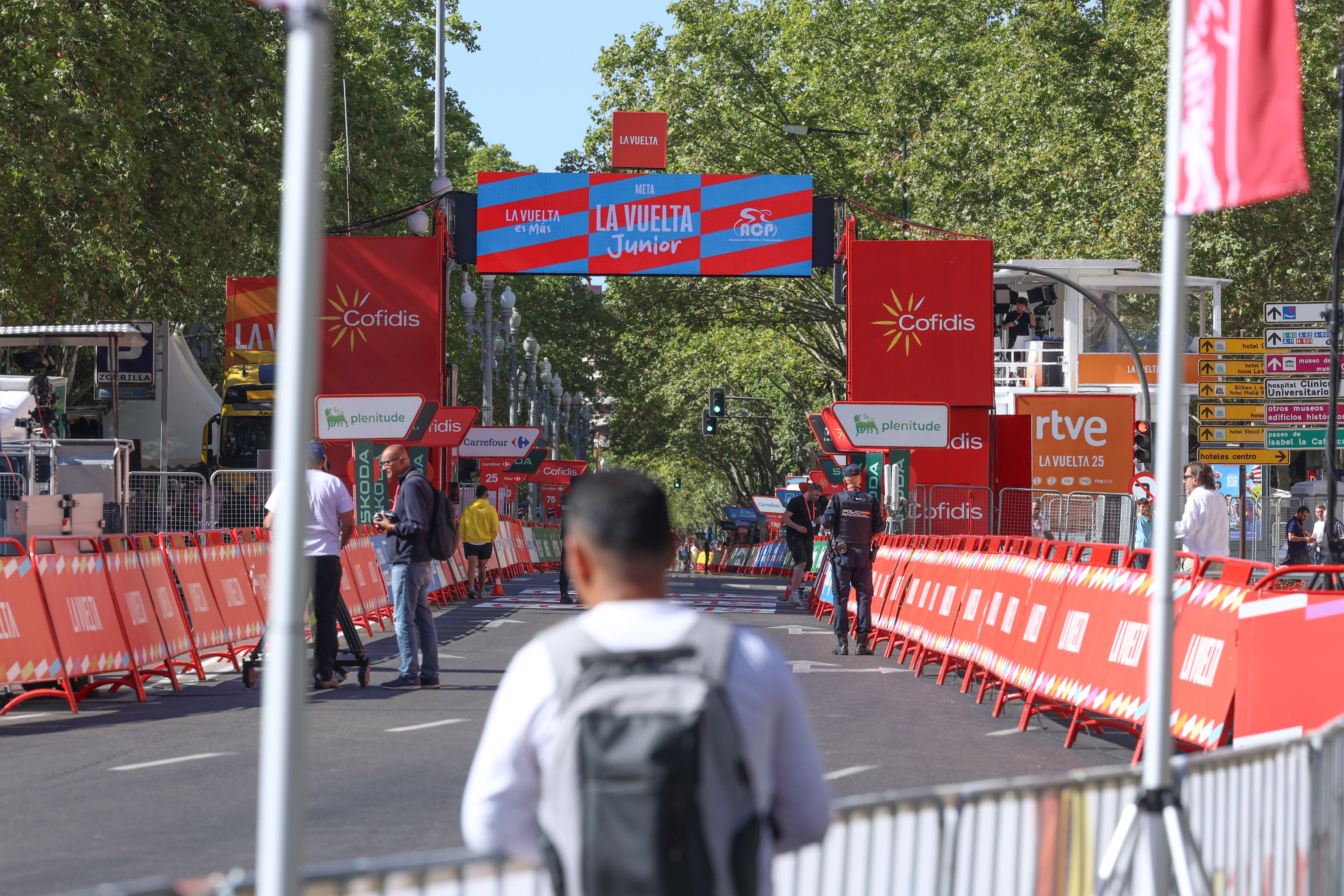 Imágenes del ambiente previo al inicio de La Vuelta