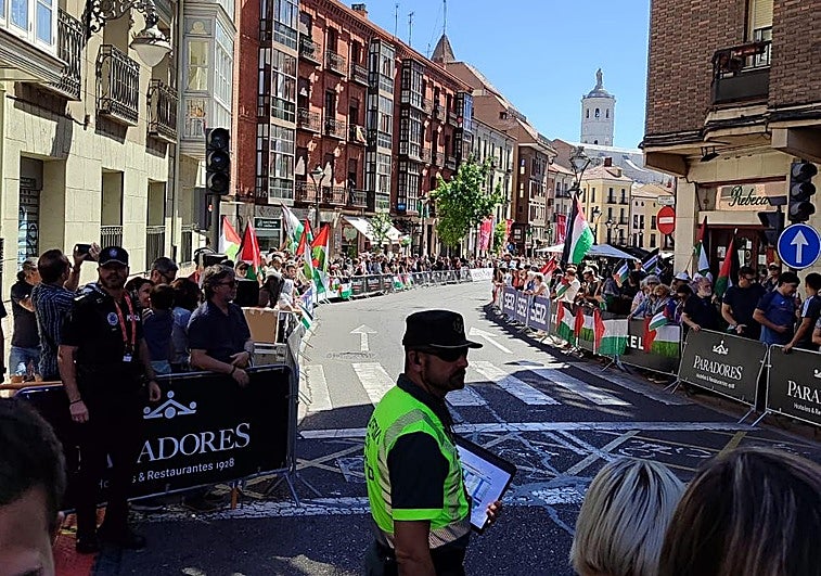 Ambiente en la calle Angustias momentos antes de la salida.