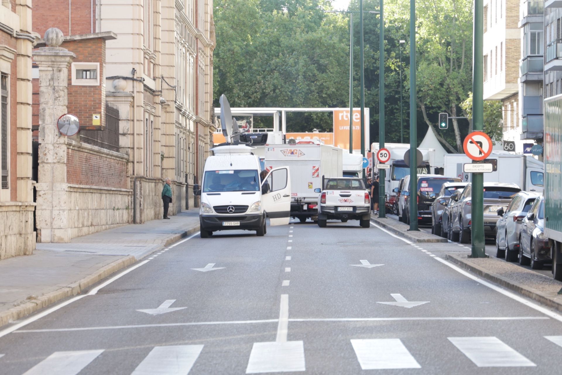 La calle de San Ildefonso, ocupada por vehículos de la organización.