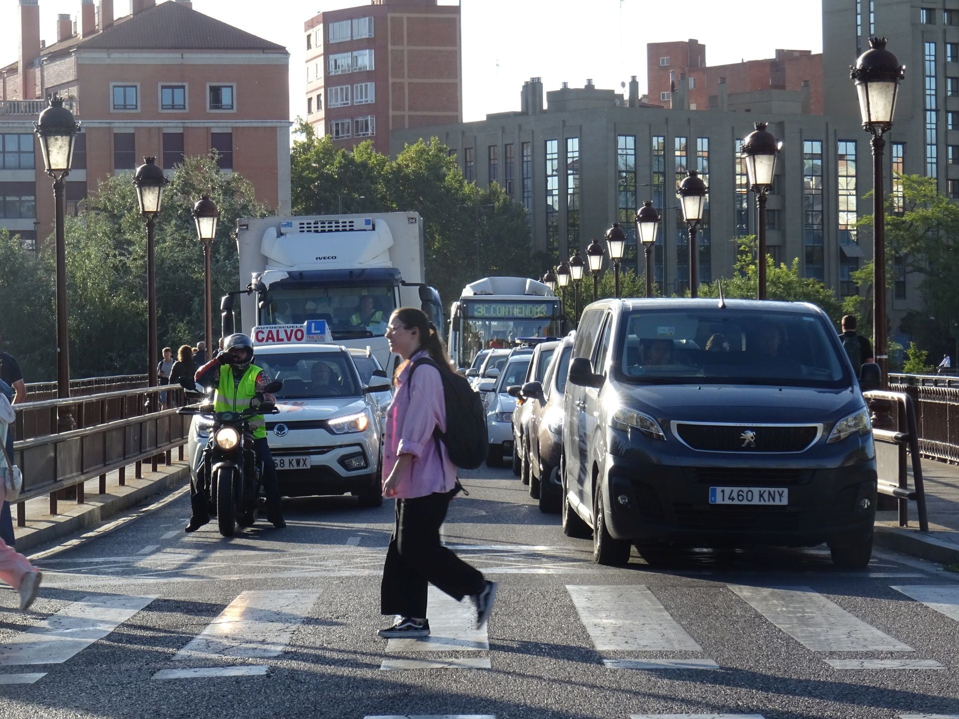 El puente de Isabel la Católica, a primera hora de la mañana.