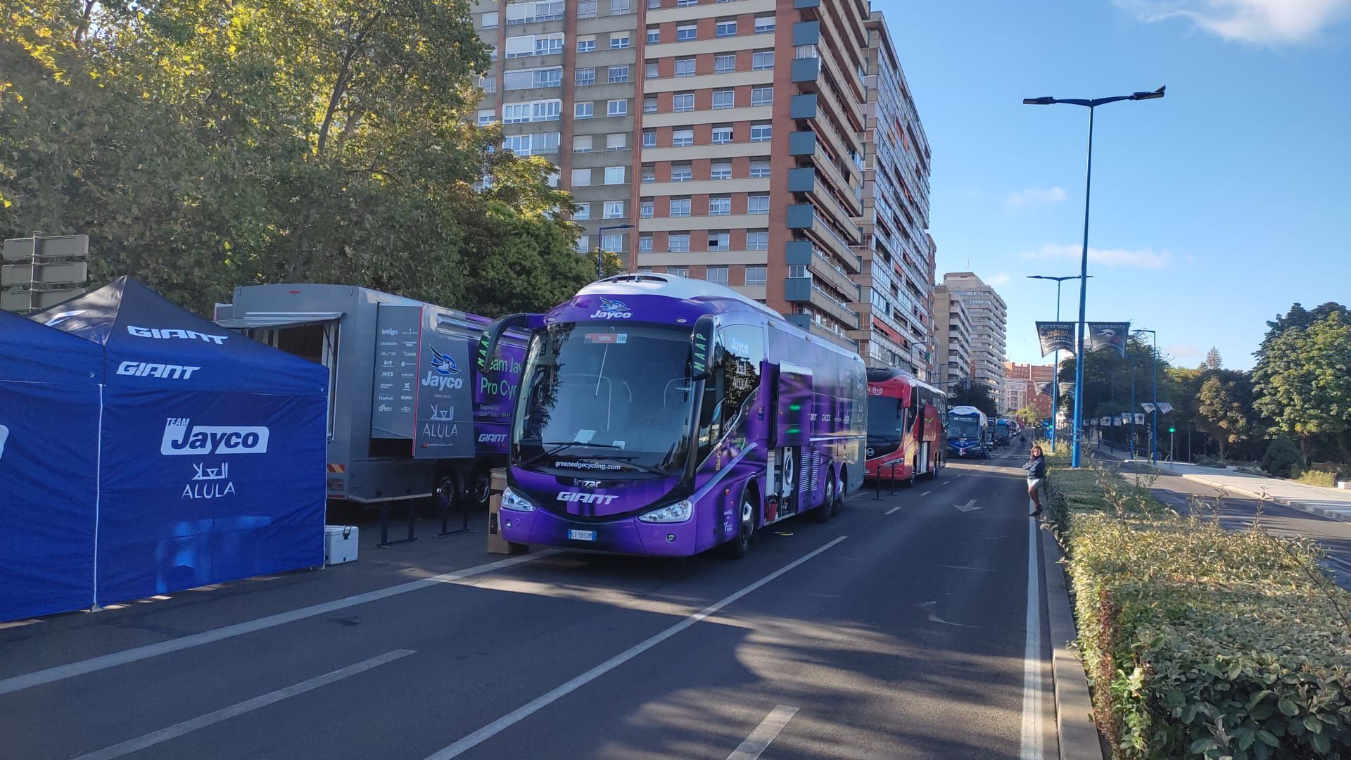 Los autobuses de los equipos, en el Paseo de Isabel la Católica.