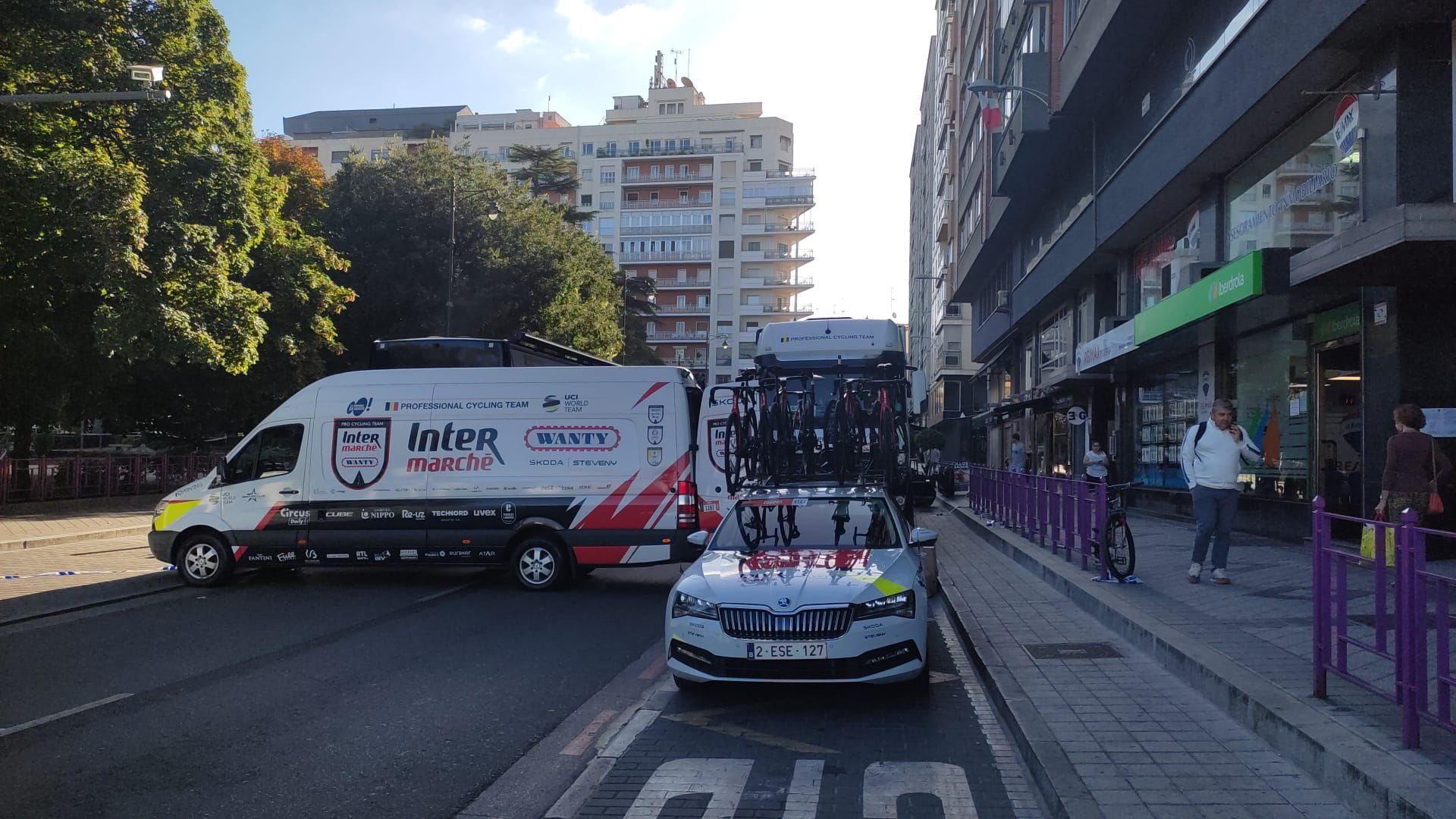 Los autobuses de los equipos, en el Paseo de Isabel la Católica y la plaza de Poniente.
