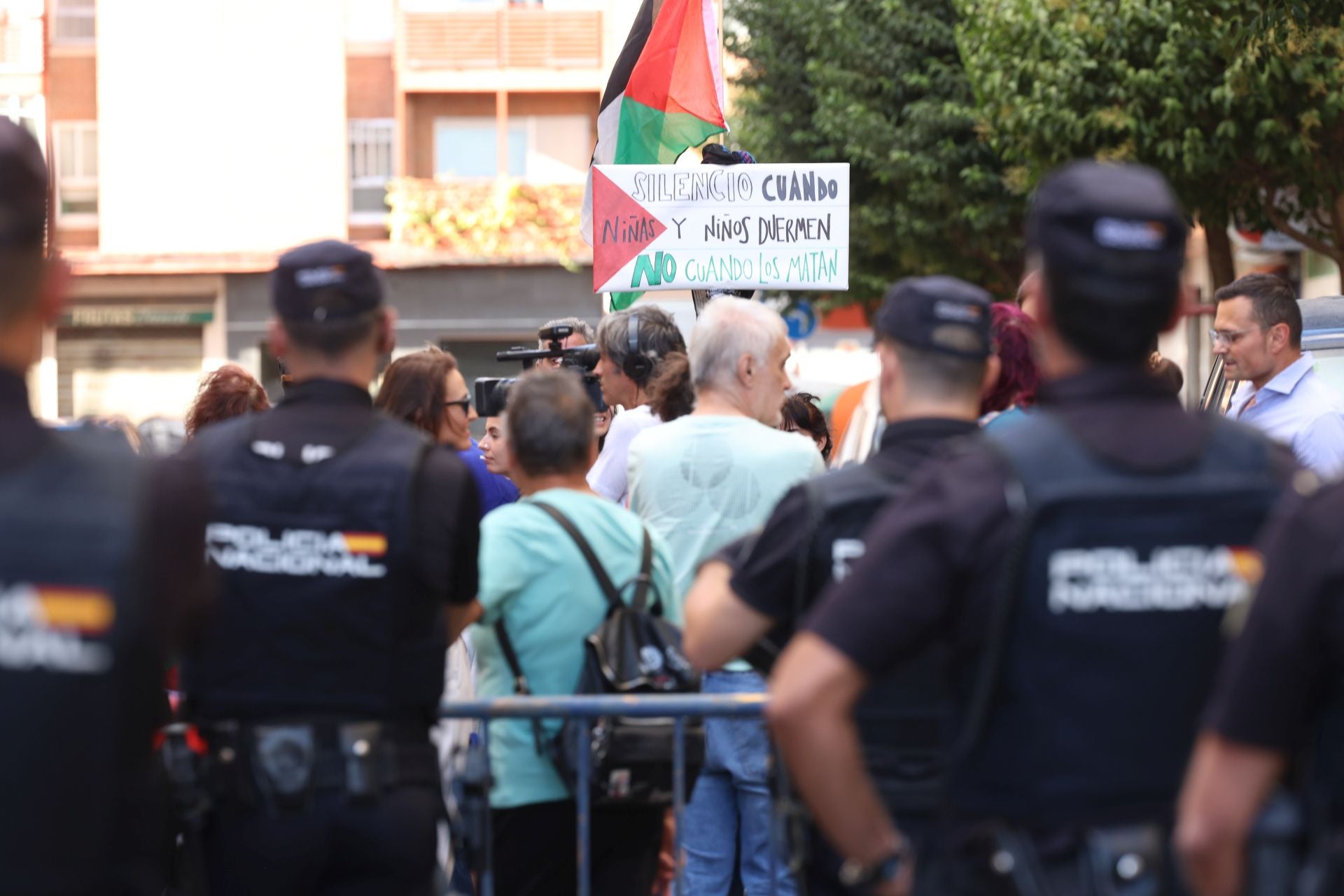 Manifestantes acuden a la comisaria tras las detenciones por las protestas en favor a Palestina
