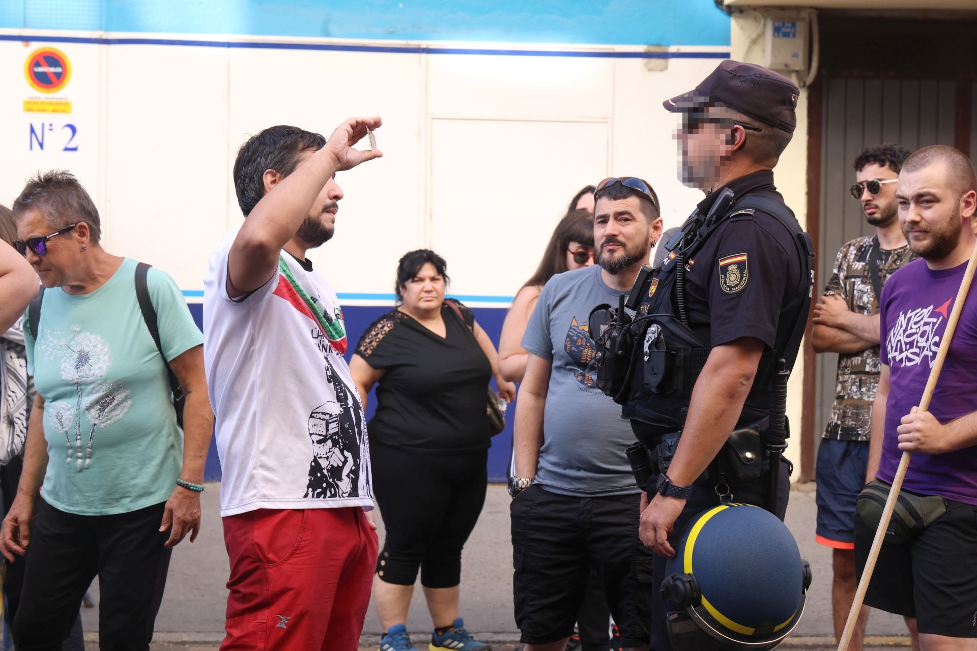 Manifestantes acuden a la comisaria tras las detenciones por las protestas en favor a Palestina