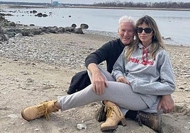 Richard Gere y Alejandra Silva, en la playa de Bastiagueiro.
