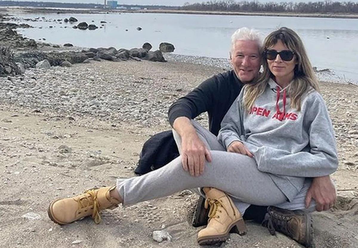 Richard Gere y Alejandra Silva, en la playa de Bastiagueiro.