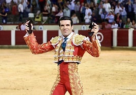 Emilio de Justo muestra las dos orejas que corto al sexto de la tarde este jueves.