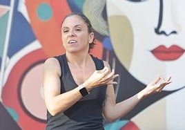 María, intérprete de signos, durante la actuación con el grupo Libera Teatro