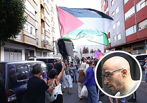 Una treintena de activistas esperan la salida de los detenidos frente a la comisaría. En detalle, Jorge Lebrero.