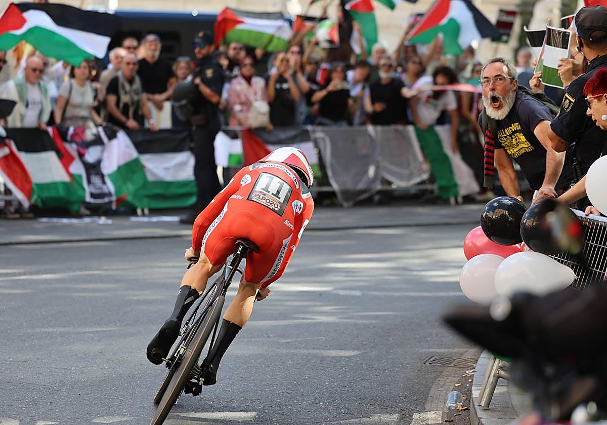 Activistas protestan durante la contrarreloj de La Vuelta en Valladolid.